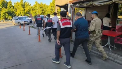 İzmir'de Fetullahçı Terör Örgütü'ne (FETÖ) yönelik operasyonda, örgüt üyesi oldukları,