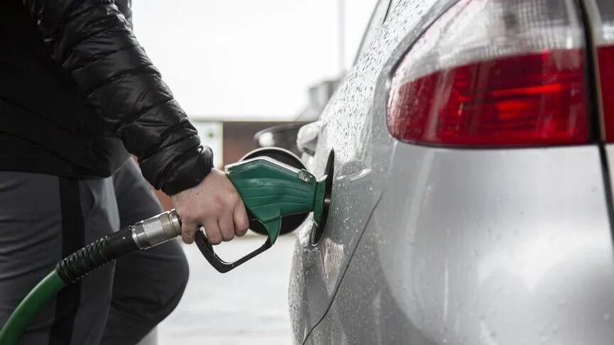 İngiltere'de dizelin litre fiyatı 1,99 sterlini aşarak tüm zamanların en
