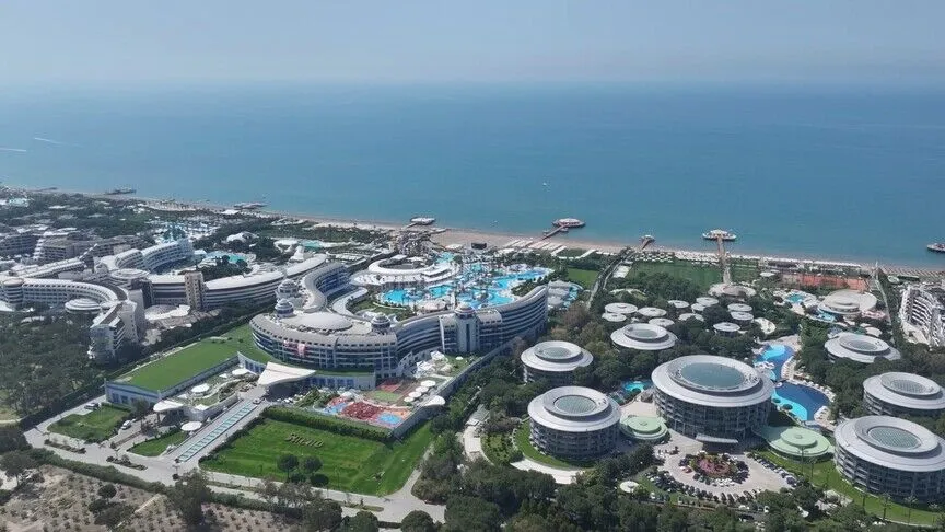 Yılın 8,5 ayında yabancı turist sayısı 11 milyonu aşan Antalya'da,