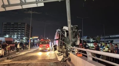 Adana'nın merkez Seyhan ilçesinde yolcu otobüsünün tabela direğine çarpması sonucu