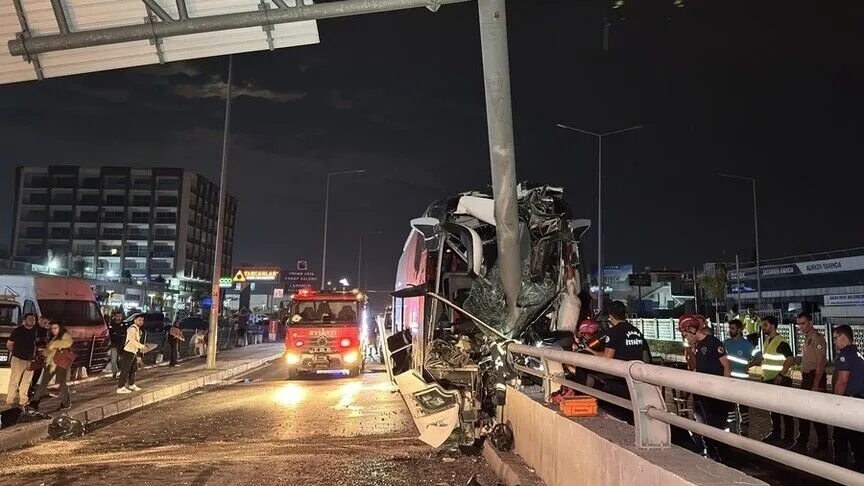 Adana'nın merkez Seyhan ilçesinde yolcu otobüsünün tabela direğine çarpması sonucu