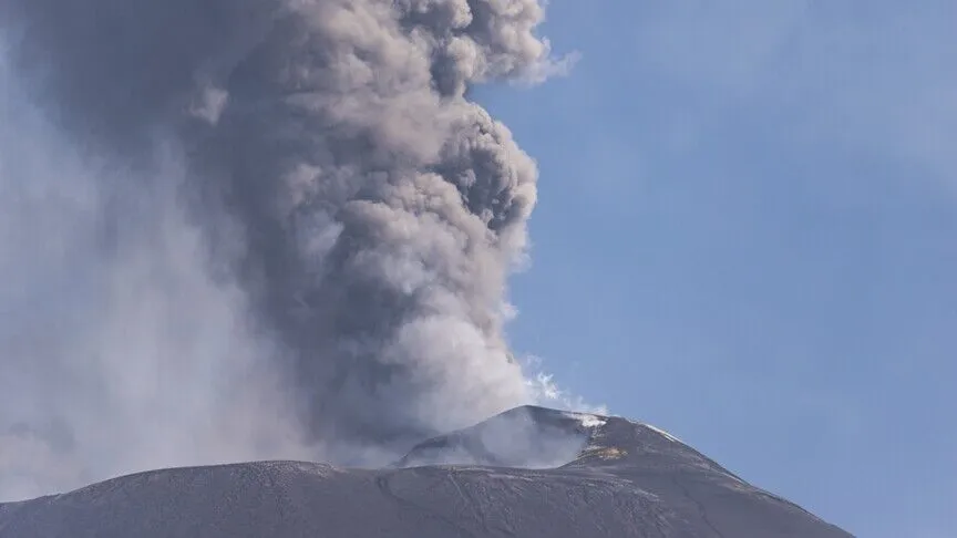 İtalya'nın Sicilya Adası'ndaki aktif yanardağ Etna'nın güçlü şekilde kül püskürtmesi,