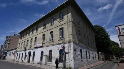 Fatih'te 1485'te sıbyan mektebi olarak başlayan eğitim serüvenini rüştiye, sultani,