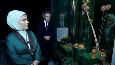 Emine Erdoğan, ata tohumlarından çeşitli sebze ve meyvelerin yetiştirildiği, topraksız