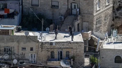 İsrail askerleri, işgal altındaki Doğu Kudüs'ün kuzeyinde Filistinli bir ailenin