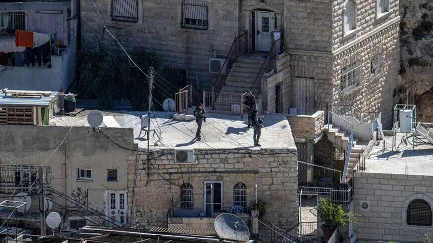İsrail askerleri, işgal altındaki Doğu Kudüs'ün kuzeyinde Filistinli bir ailenin