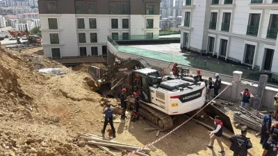 Başakşehir'de inşaat alanındaki toprak kayması sonucunda göçük altında kalan 2