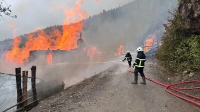 Kastamonu'nun İnebolu ilçesinde bir köyde çıkan yangını söndürme çalışmaları sürüyor.
