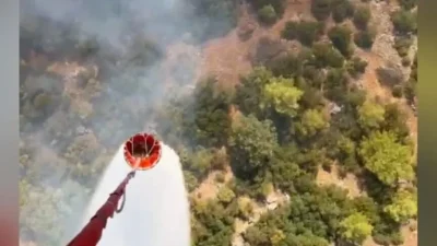 Antalya'nın Kepez ilçesinde orman yakınında çıkan yangına havadan ve karadan