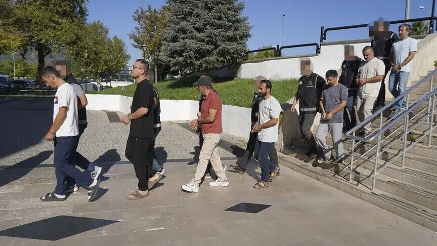 Muğla'nın Datça ilçesinden tekneyle yurt dışına kaçmaya çalışırken yakalanan 9