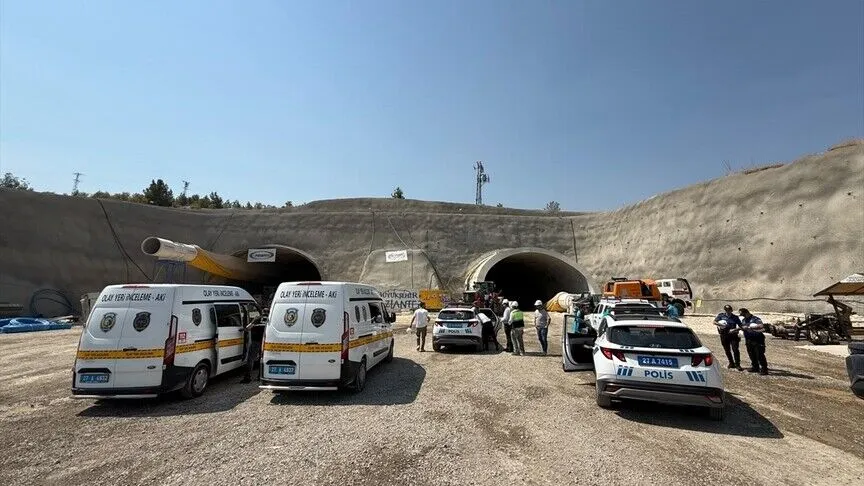 Gaziantep'teki şehir içi trafiği rahatlatmak üzere yapılan Dülük-OSB Tüneli'nin inşaatındaki