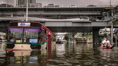 Tayland'da, başkent Bangkok'un da aralarında bulunduğu 29 bölgede şiddetli yağışlar