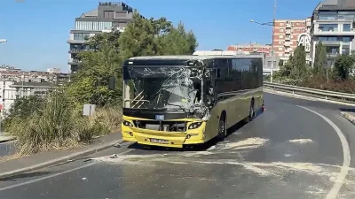 Beşiktaş'ta, İETT'ye bağlı özel halk otobüsü ile iş makinesinin çarpıştığı