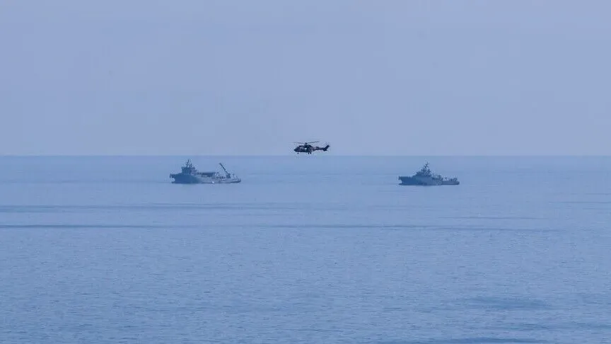 Kurtarma gemisi olarak görev yapan TCG Işın ve TCG Alemdar,