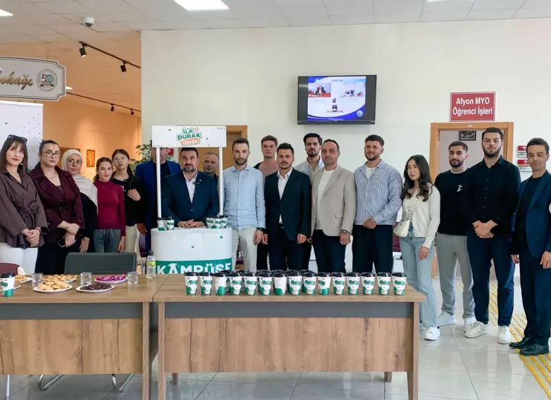 Kavak ve Köksal, ÜniAK standında gençlerle buluştu 1 Kavak ve Köksal, ÜniAK standında gençlerle buluştu