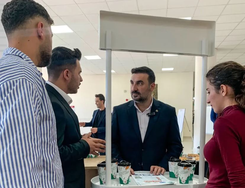 Kavak ve Köksal, ÜniAK standında gençlerle buluştu 2 Kavak ve Köksal, ÜniAK standında gençlerle buluştu