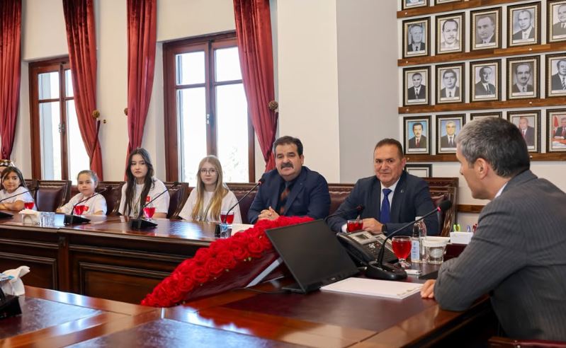 Dünya şampiyonasından dereceyle dönen öğrenciler Vali Aktaş’ı ziyaret etti