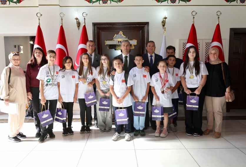 Dünya şampiyonasından dereceyle dönen öğrenciler Vali Aktaş’ı ziyaret etti 3 Dünya şampiyonasından dereceyle dönen öğrenciler Vali Aktaş’ı ziyaret etti