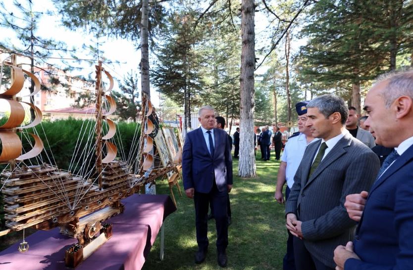 Vali Aktaş, “Dijital Adımlarla Özgürlük” projesi sergisini ziyaret etti 3 Vali Aktaş, “Dijital Adımlarla Özgürlük” projesi sergisini ziyaret etti