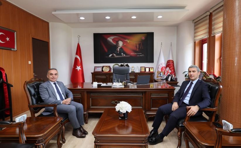 Afyonkarahisar Valisi Dr. Naci Aktaş, kentteki adli makamlara ziyaretlerde bulundu.