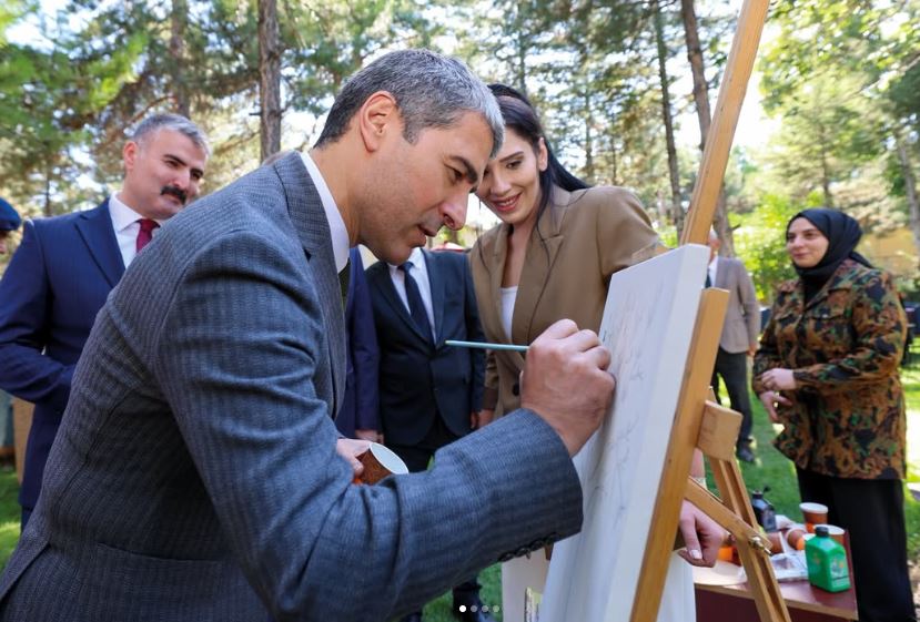 Vali Aktaş, “Dijital Adımlarla Özgürlük” projesi sergisini ziyaret etti 1 Vali Aktaş, “Dijital Adımlarla Özgürlük” projesi sergisini ziyaret etti