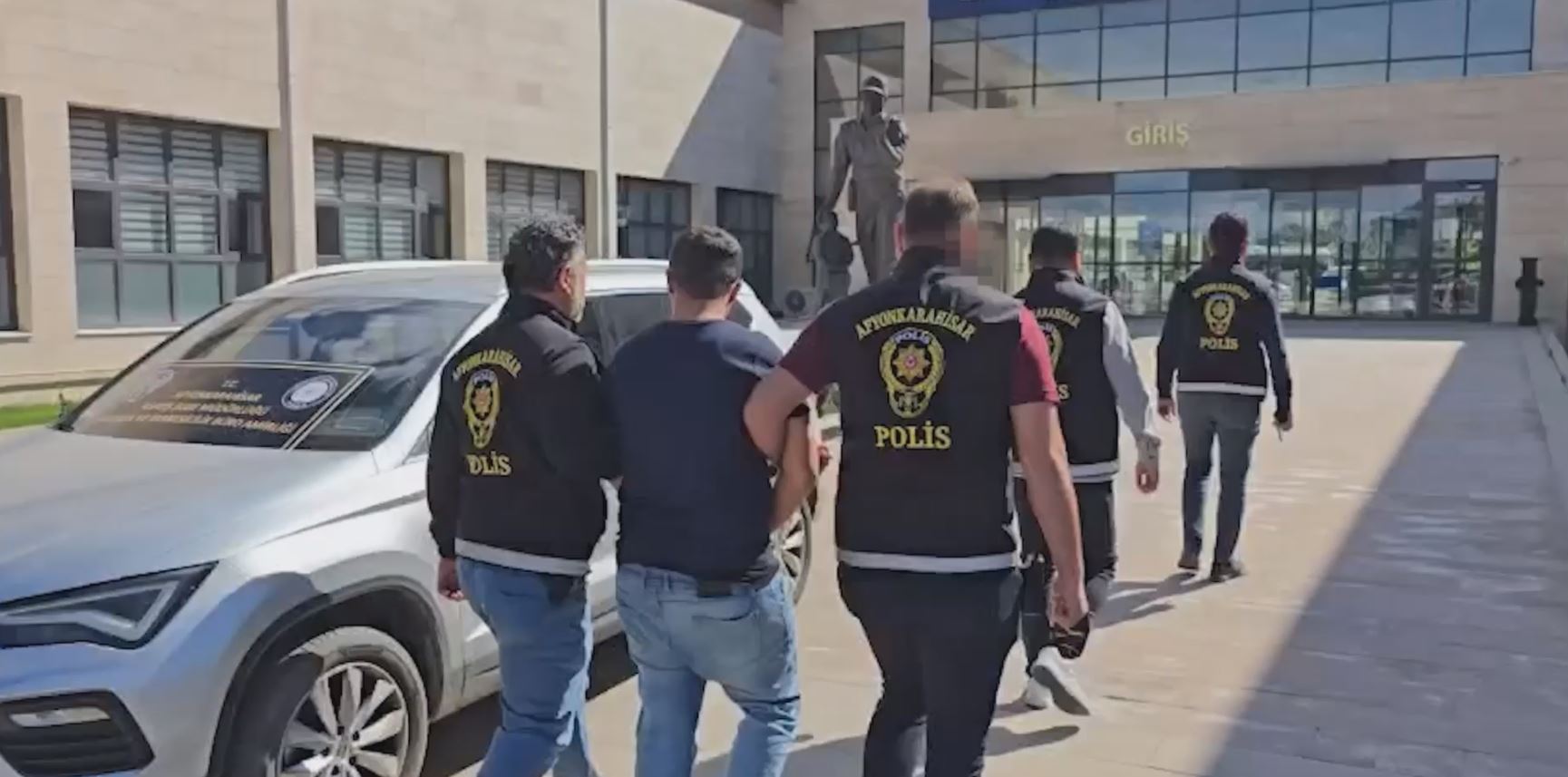 Afyonkarahisar’da simit almak için işletmeye giren vatandaşın çalışır vaziyette bıraktığı