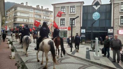 Kastamonu’nun İnebolu ilçesinde Cumhuriyet’in 103’üncü yıldönümü dolayısıyla bir araya gelen
