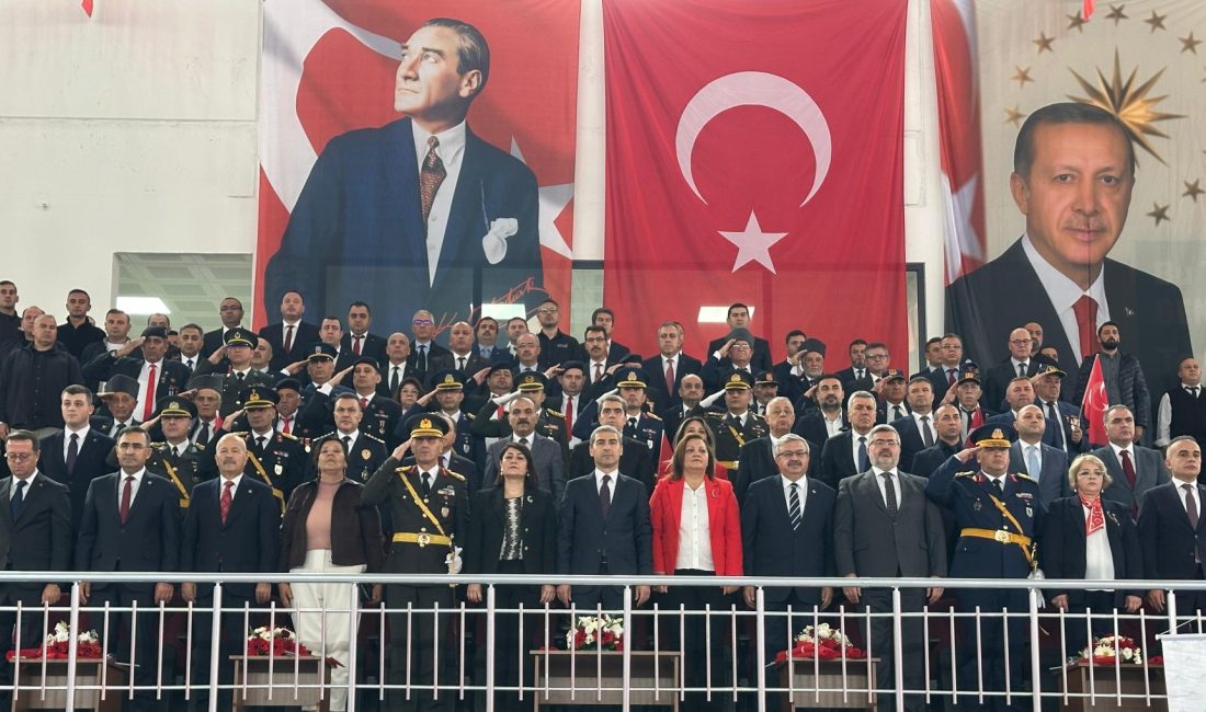 Afyonkarahisar’da 29 Ekim Cumhuriyet Bayramı kutlamaları kapsamında düzenlenen bayram töreni,