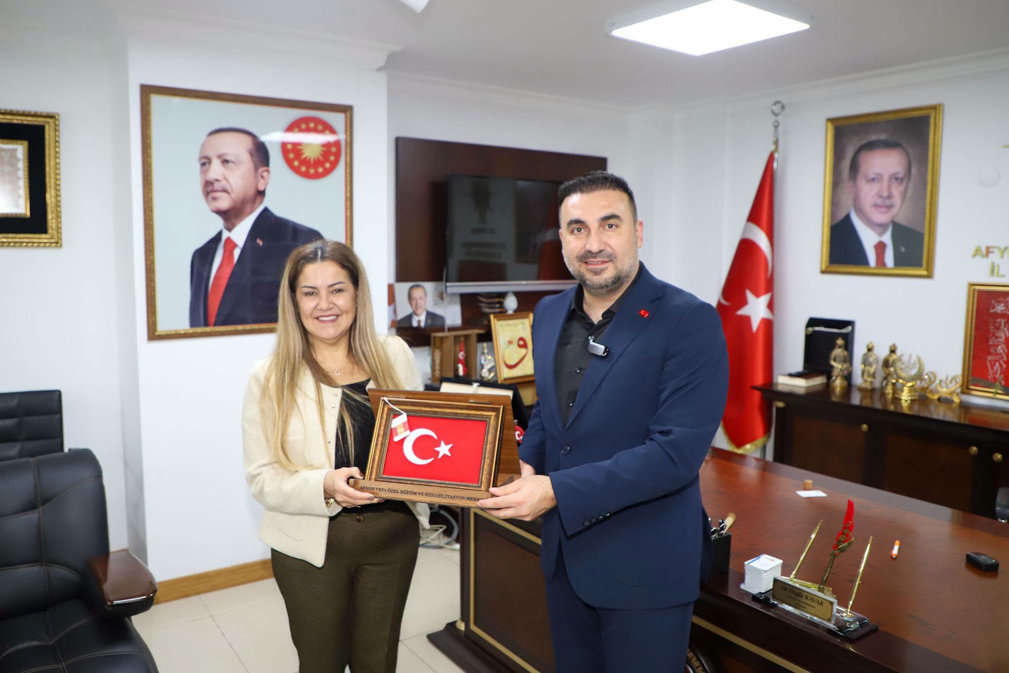 Özgür Kavak’a yoğun ziyaret trafiği 4 Özgür Kavak’a yoğun ziyaret trafiği