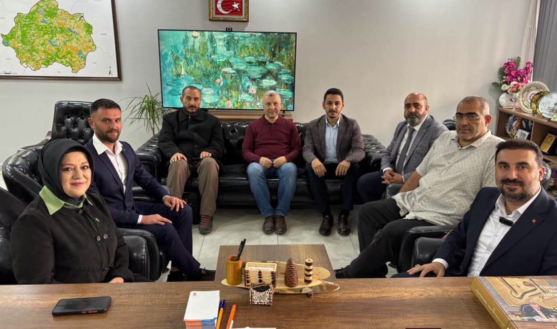 AK Parti Afyonkarahisar İl Başkanı Dr. Özgür Kavak, beraberindeki il