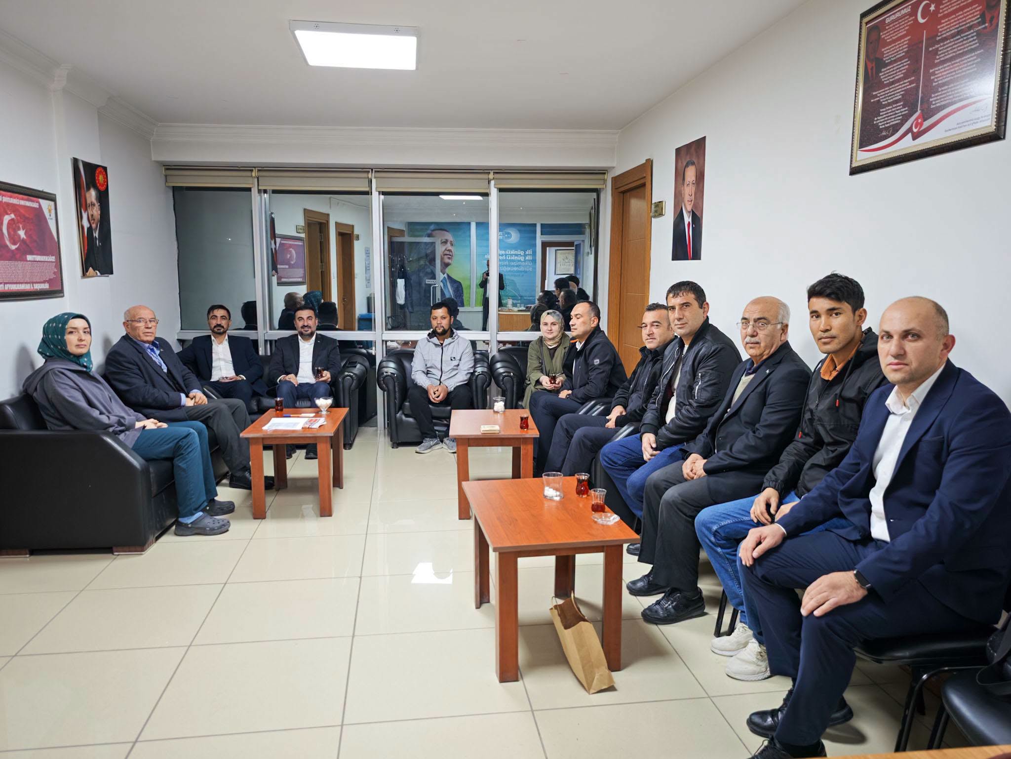 Özgür Kavak güne parti binasında başladı 1 Özgür Kavak güne parti binasında başladı
