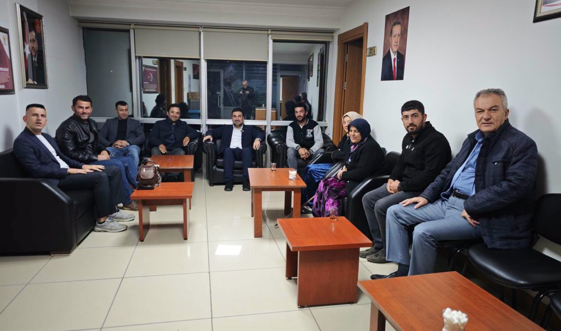 AK Parti Afyonkarahisar İl Başkanı Özgür Kavak, teşkilat mensupları ve