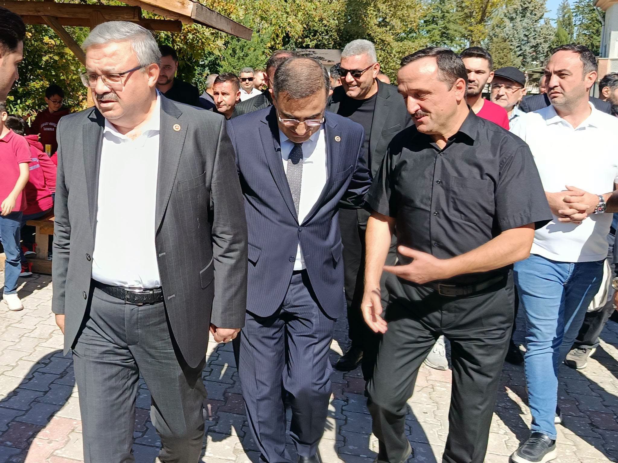 AK Parti heyeti Selçuklu Camii’nde vatandaşlarla buluştu 2 AK Parti heyeti Selçuklu Camii’nde vatandaşlarla buluştu