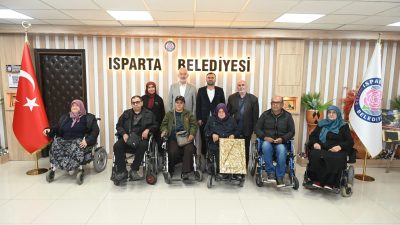 Isparta Yürüme Engelliler Yaşam Derneği Başkanı Erşan Kaplan ve beraberindeki