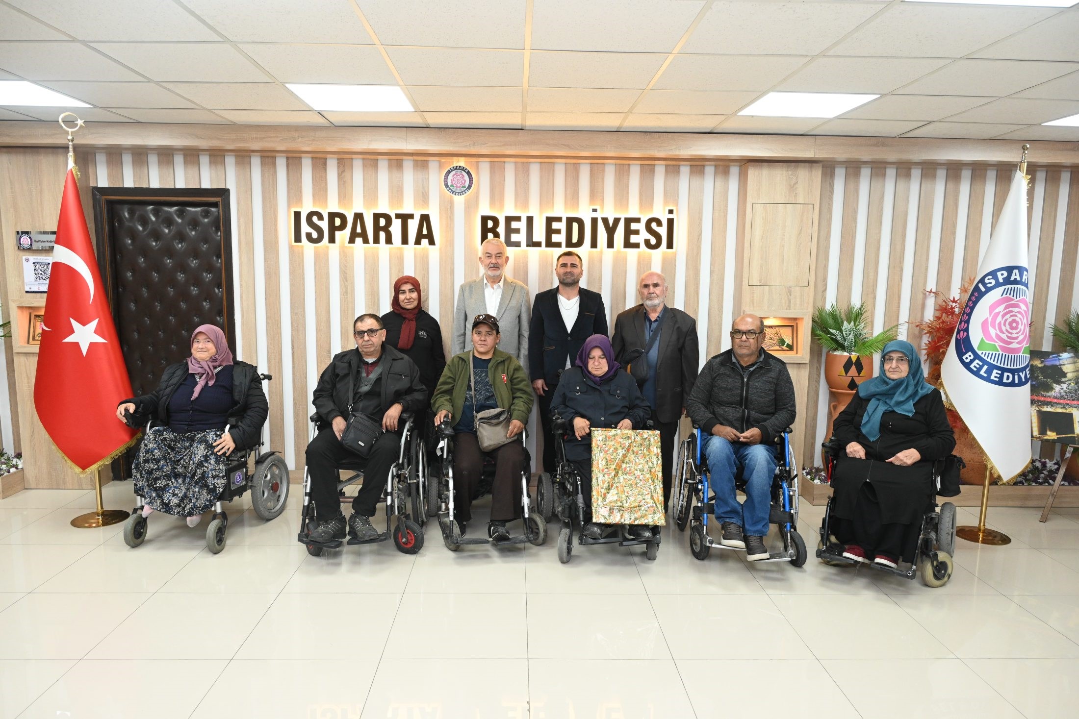 Isparta Yürüme Engelliler Yaşam Derneği Başkanı Erşan Kaplan ve beraberindeki
