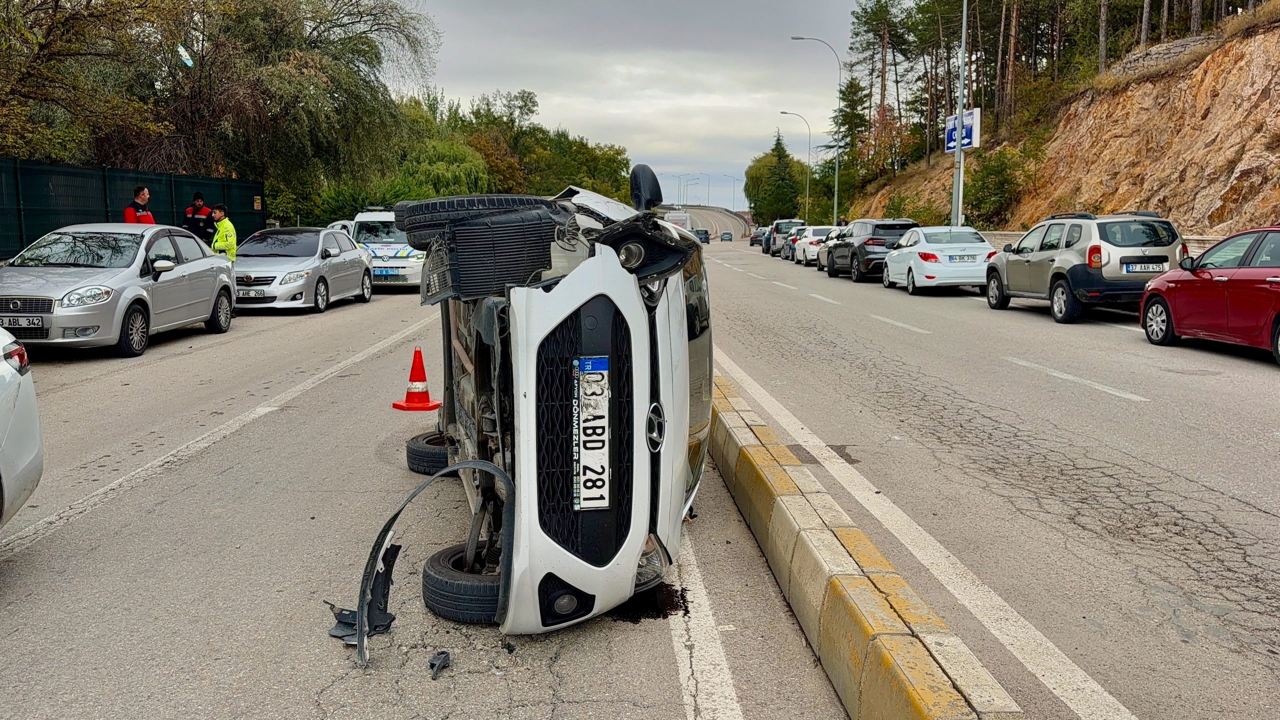Devrilen otomobilden şans eseri burnu bile kanamadan çıktı 1 Devrilen otomobilden şans eseri burnu bile kanamadan çıktı