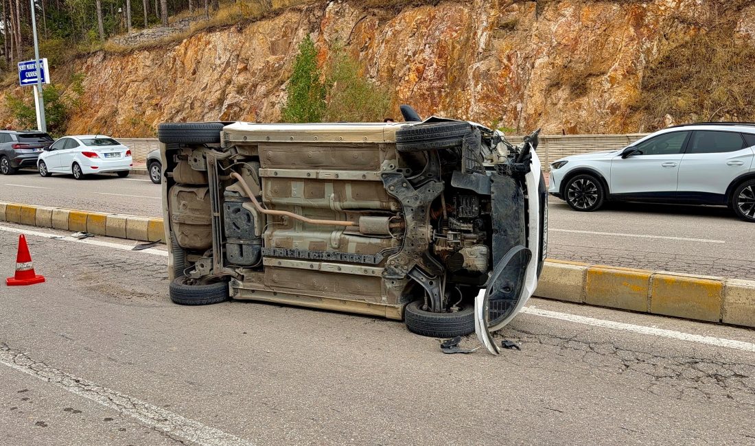 Afyonkarahisar'da iki otomobilin çarpışması sonucu yaşanan trafik kazasında devrilen aracın