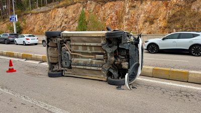 Afyonkarahisar'da iki otomobilin çarpışması sonucu yaşanan trafik kazasında devrilen aracın
