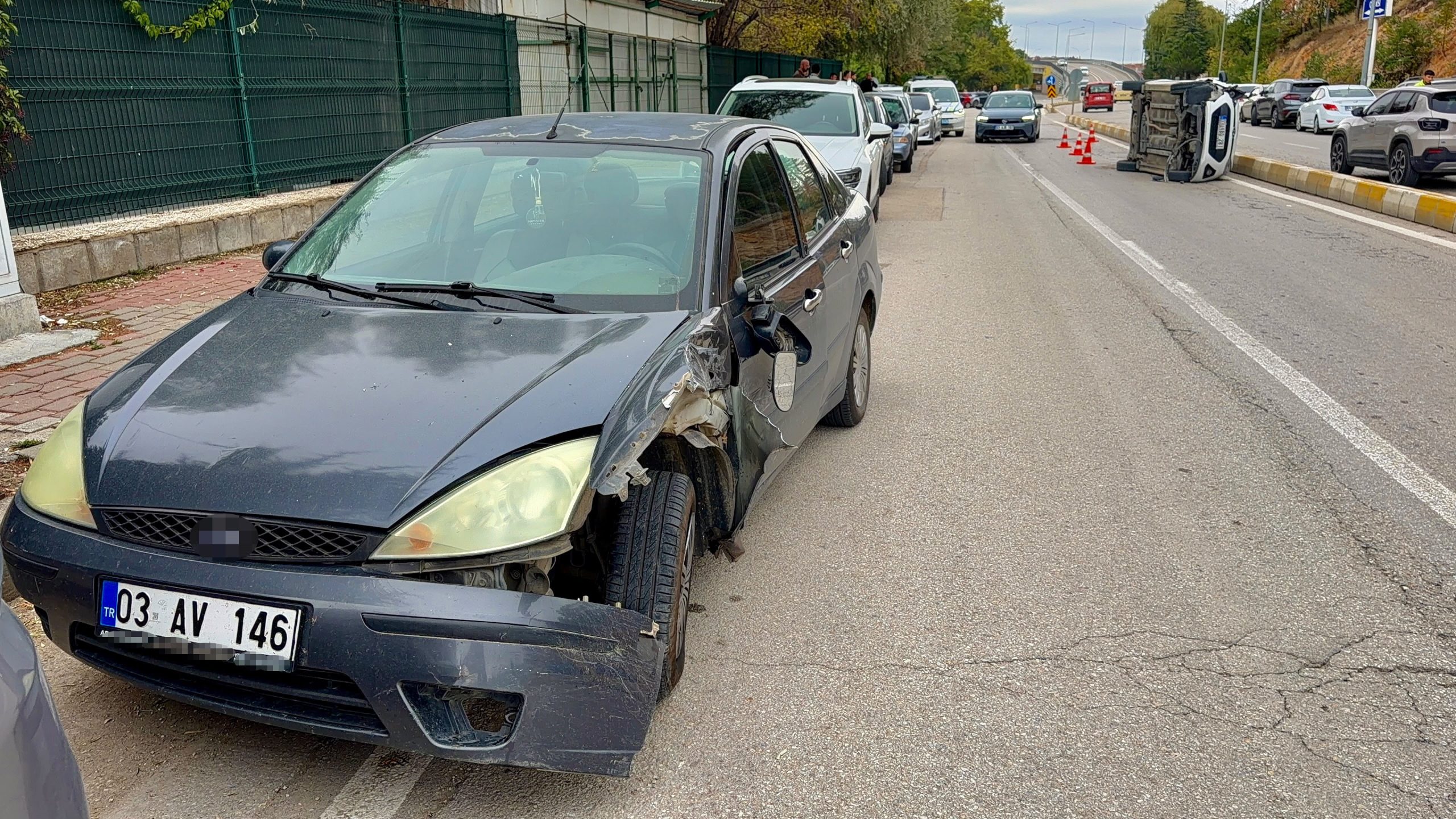 Devrilen otomobilden şans eseri burnu bile kanamadan çıktı 2 Devrilen otomobilden şans eseri burnu bile kanamadan çıktı