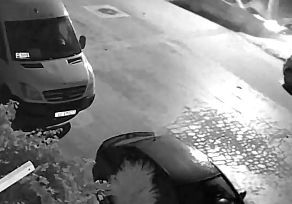 Afyonkarahisar’da kontrolden çıkan otomobilin elektrik direğine çarptığı anlar güvenlik kameralarına