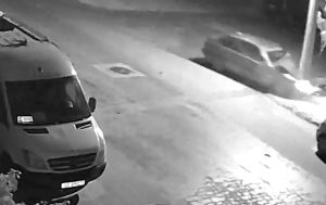 Afyonkarahisar’da kontrolden çıkan otomobilin elektrik direğine çarptığı anlar güvenlik kameralarına