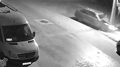 Afyonkarahisar’da kontrolden çıkan otomobilin elektrik direğine çarptığı anlar güvenlik kameralarına