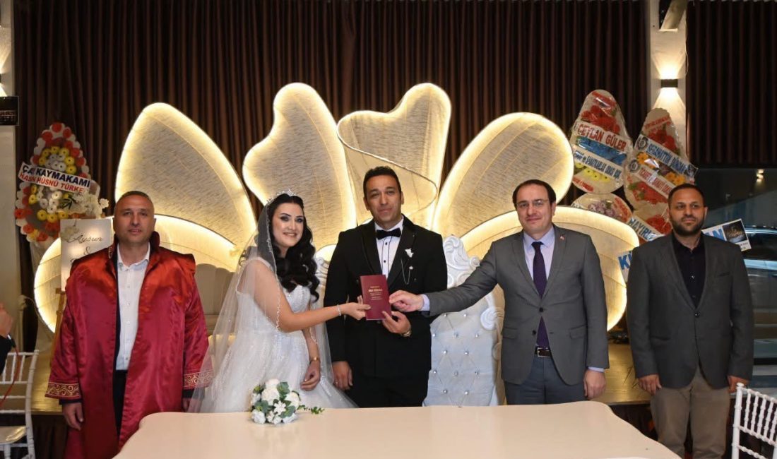 Afyonkarahisar Çay Kaymakamı Hasan Hüsnü Türker, mesai arkadaşları Aysun Orak