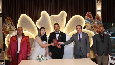 Afyonkarahisar Çay Kaymakamı Hasan Hüsnü Türker, mesai arkadaşları Aysun Orak