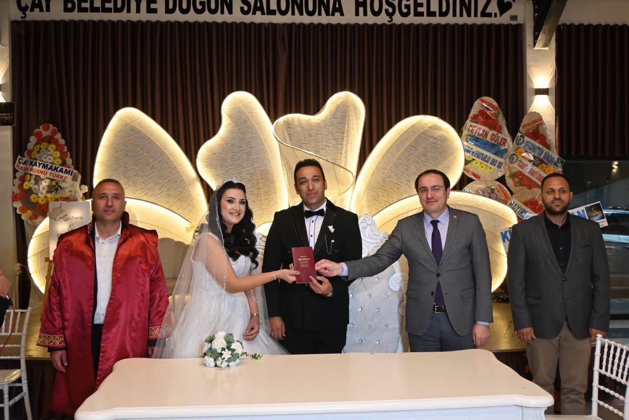 Afyonkarahisar Çay Kaymakamı Hasan Hüsnü Türker, mesai arkadaşları Aysun Orak