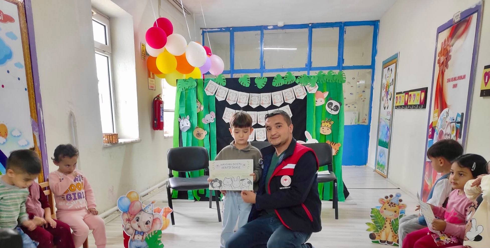 Başmakçı’da minik öğrencilere hayvan sevgisi anlatıldı 1 Başmakçı’da minik öğrencilere hayvan sevgisi anlatıldı