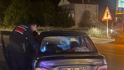 Afyonkarahisar’ın Emirdağ ilçesinde otomobilin çarptığı yaya ağır yaralandı.