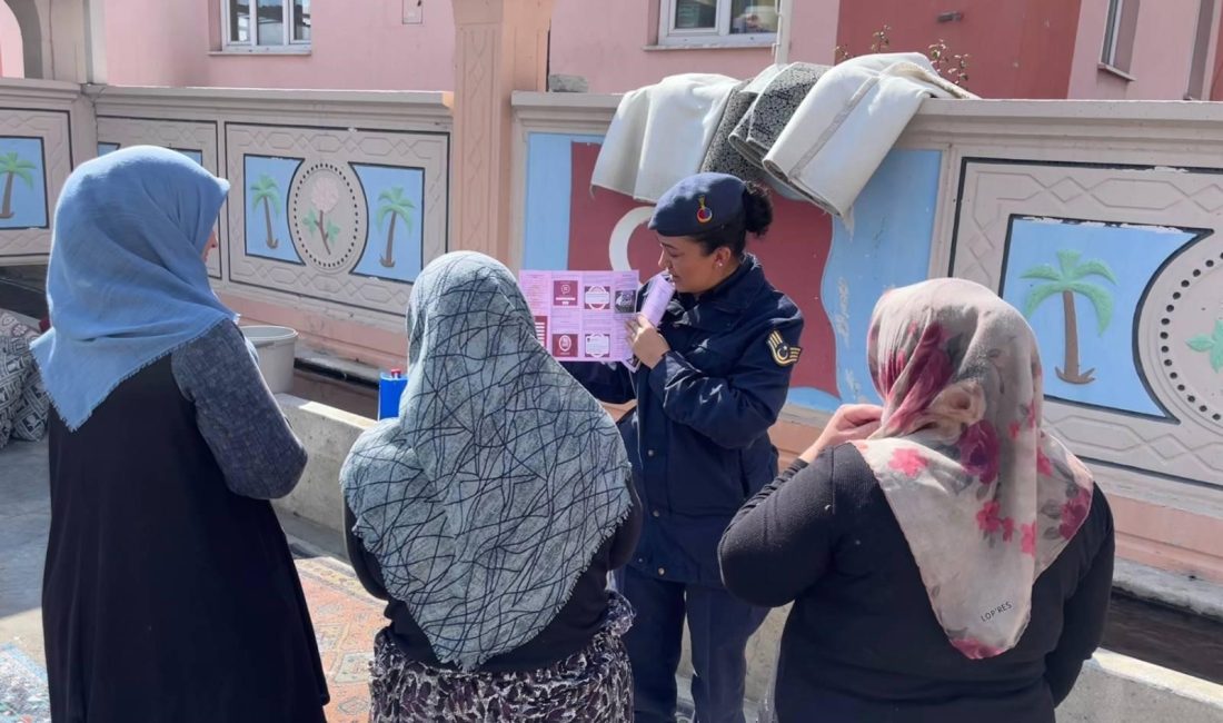 Afyonkarahisar’ın İscehisar ilçesinde jandarma ekipleri tarafından vatandaşlara Kadına El Kalkamaz