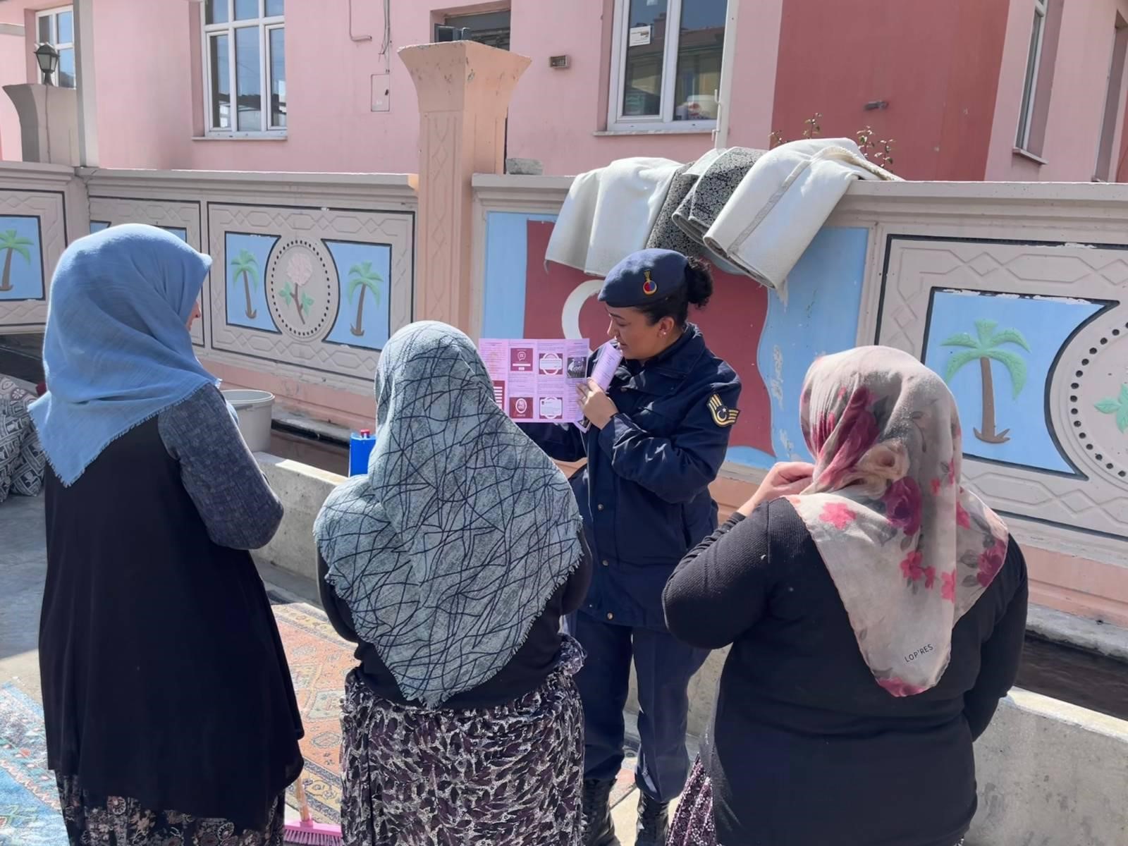 Afyonkarahisar’ın İscehisar ilçesinde jandarma ekipleri tarafından vatandaşlara Kadına El Kalkamaz