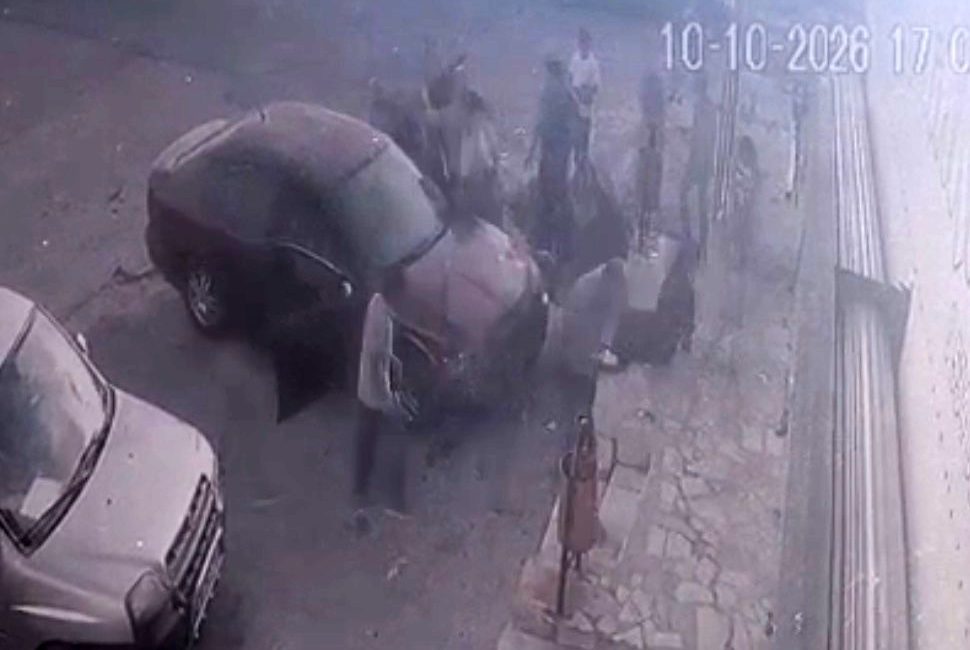 Kayseri’nin Kocasinan ilçesinde vitesi karıştıran sürücü geri gelmek yerine ileri